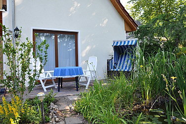 Gartenteich und Terrasse
